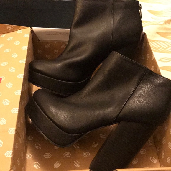 Call It Spring “Leawen” Ankle Boot Block Heel - Picture 6 of 6